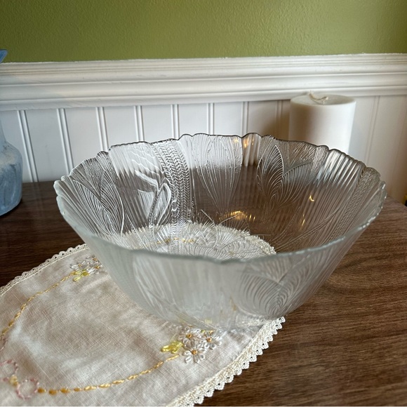 Vintage Arcoroc Canterbury 9” Bowl - Crystal Crocus Serving Bowl Floral Glass - Picture 2 of 11